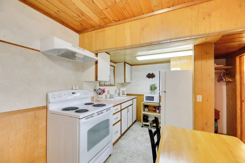 Kitchen | Coffee Maker | Toaster | 1st Floor