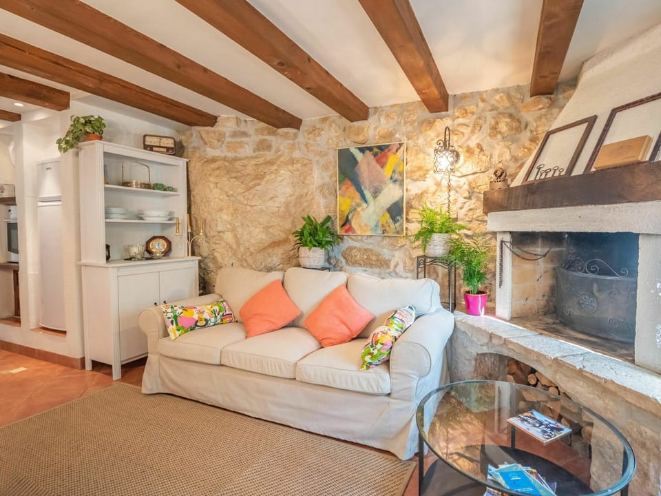 Couch, Property, Furniture, Plant, Wood, Building, Comfort, Interior Design, Living Room, Floor