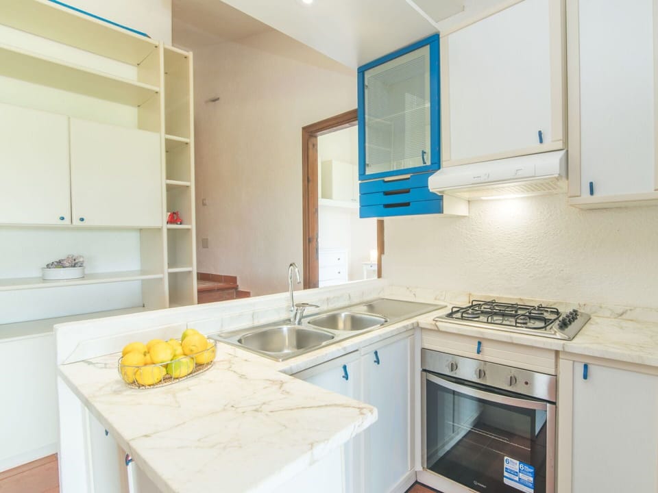 Kitchen Sink, Cabinetry, Sink, Property, Countertop, Tap, Product, Kitchen, Kitchen Appliance, Kitchen Stove