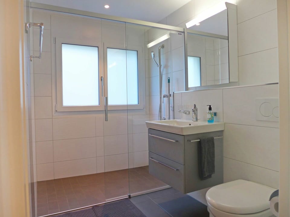 Mirror, Tap, Sink, Bathroom Cabinet, Property, Plumbing Fixture, Window, Bathroom Sink, Building, Bathroom