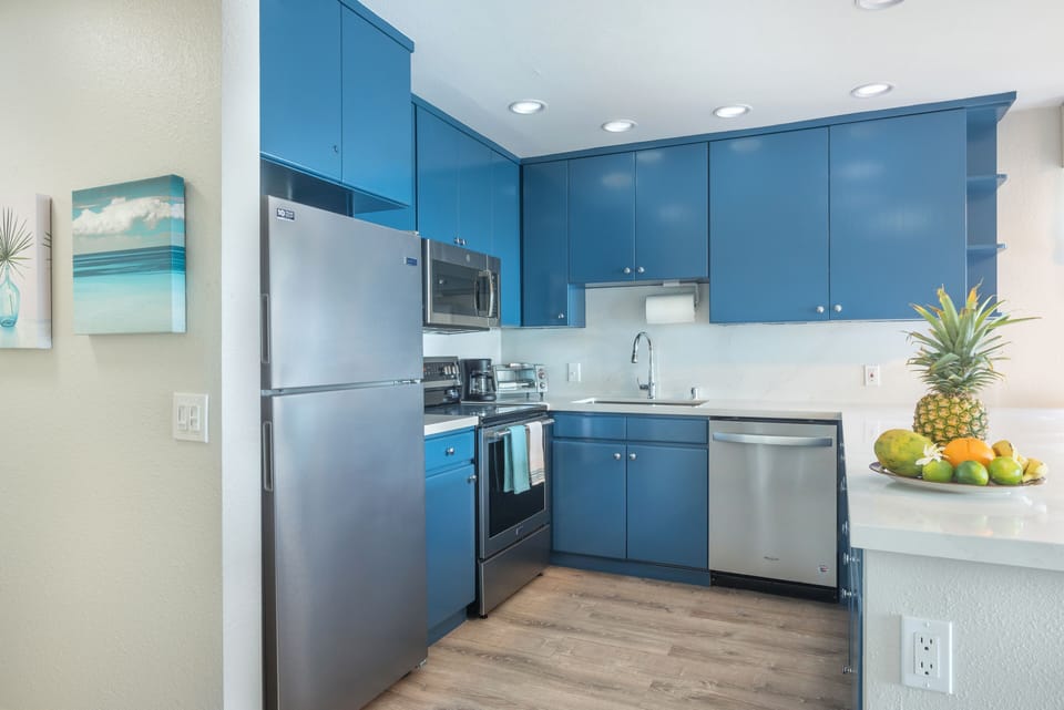 Remodeled kitchen w quartz countertop/backsplash with stainless steel appliances