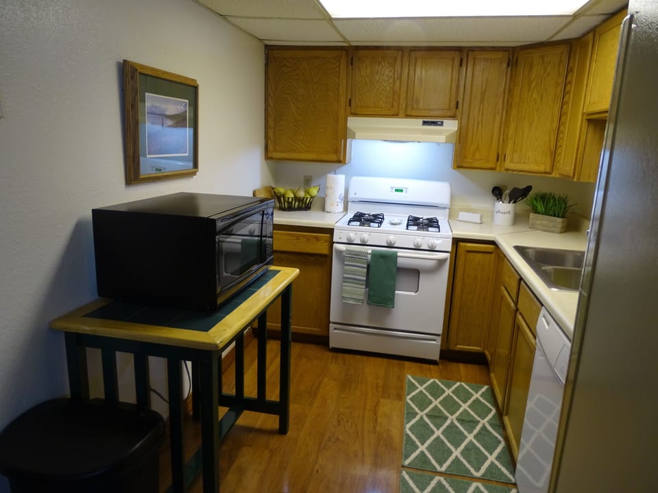 Fully furnished kitchen. 