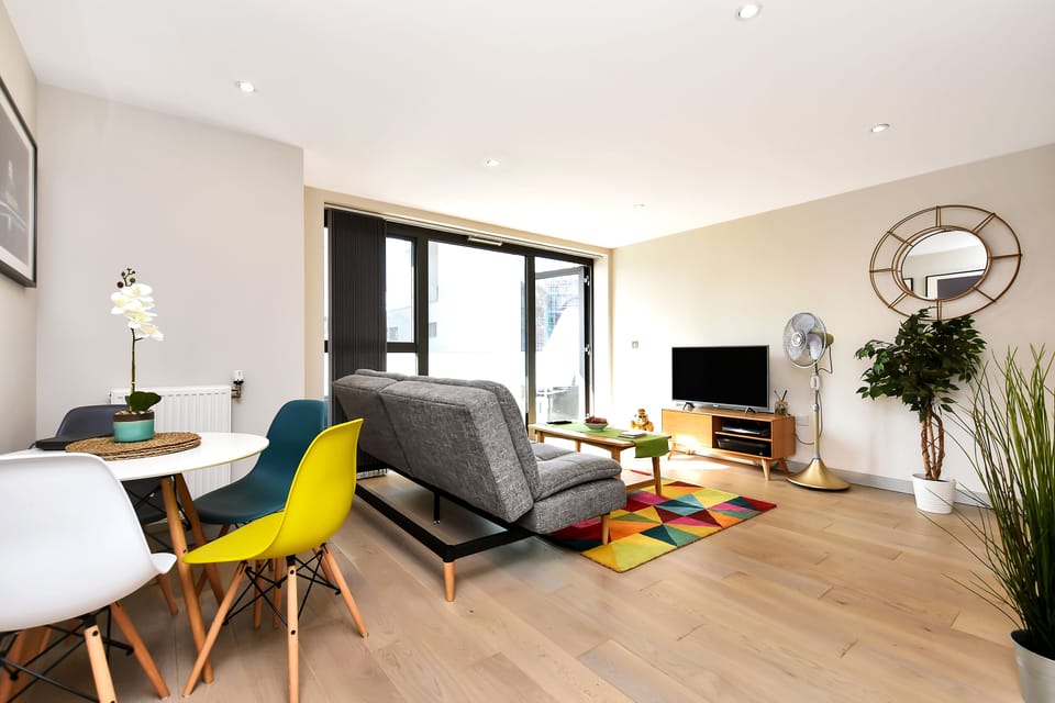 Lounge comes with large smart TV with Netflix and a dinning area that seats four