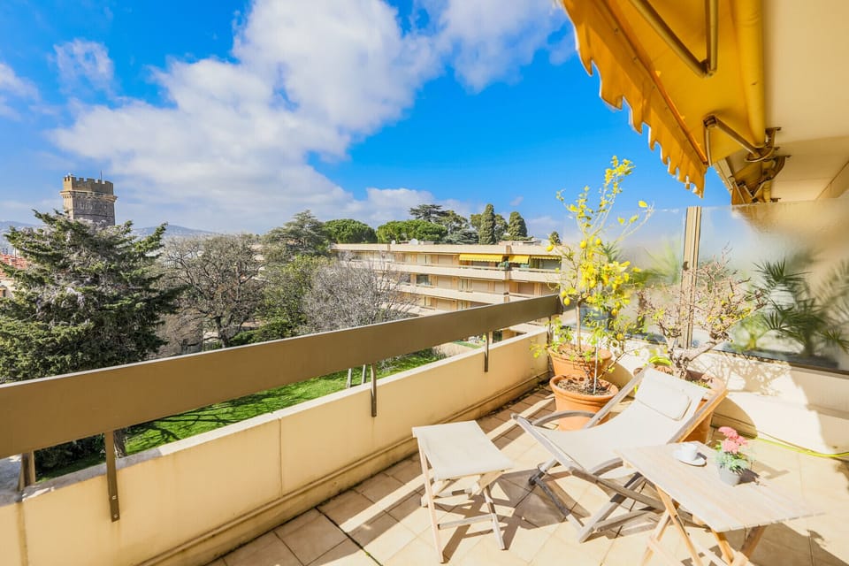 TERRACE WITH LOUNGE CHAIR