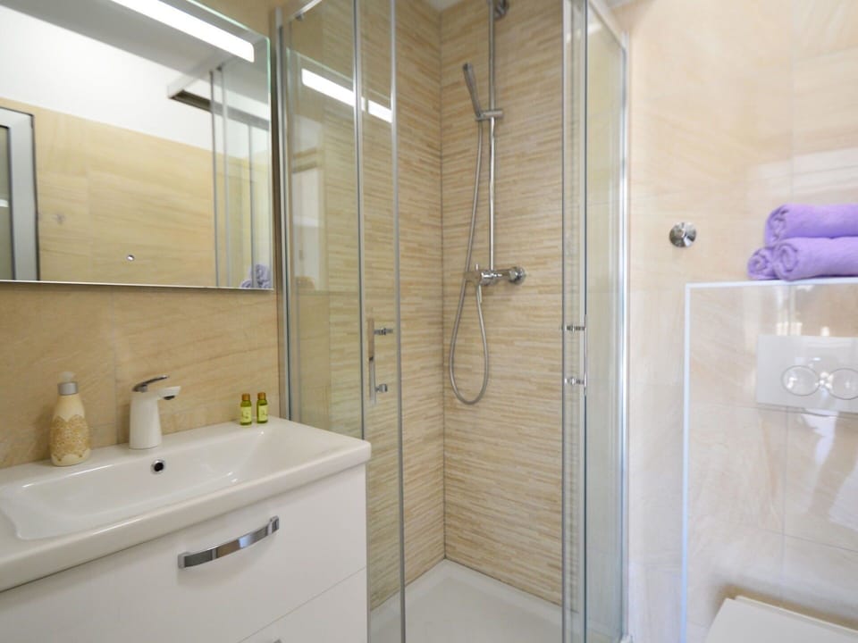 Bathroom, Property, Room, Real Estate, Tile, Interior Design, Architecture, Building, Plumbing Fixture, House