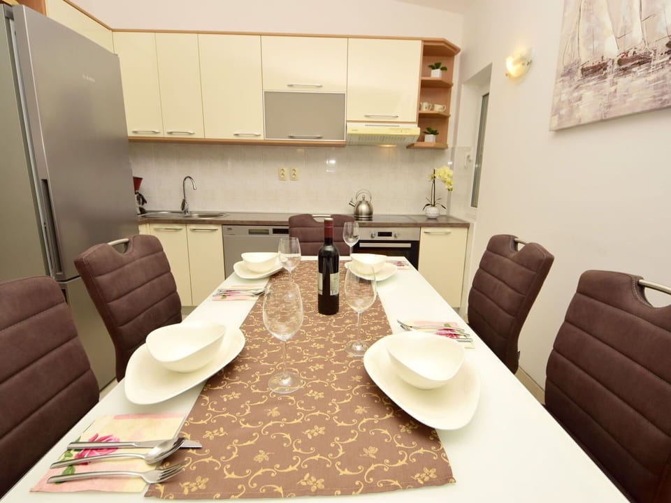 Room, Property, Interior Design, Furniture, Bathroom, Building, Table, Floor, Real Estate, House