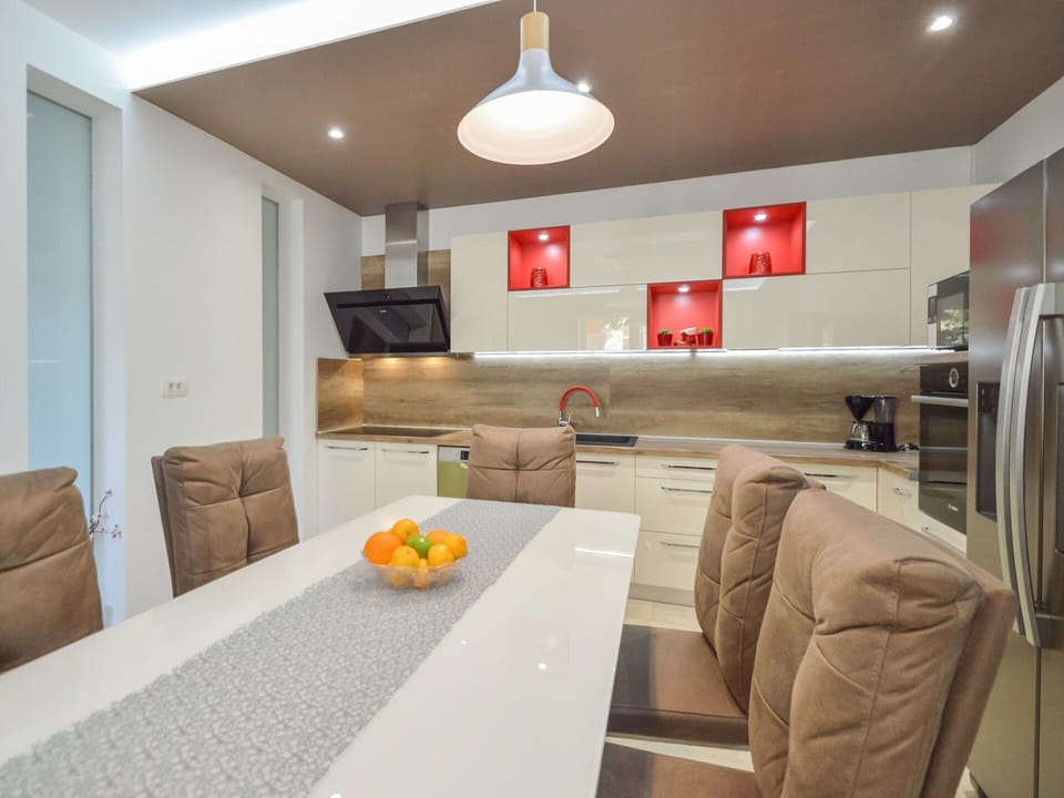 Room, Furniture, Property, Interior Design, Ceiling, Living Room, Building, Floor, Countertop, Wall