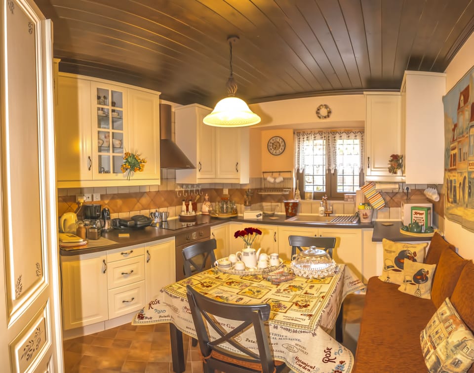kitchen
One large window view the magnificent mountain 