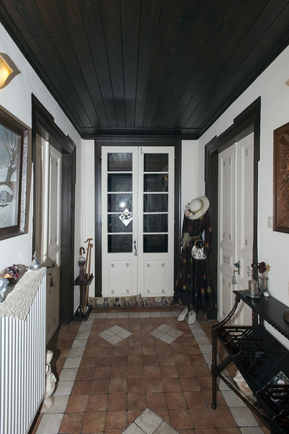 Εntrance hall 
It is located between the 1st-2nd bedroom and  kitchen-bathroom
