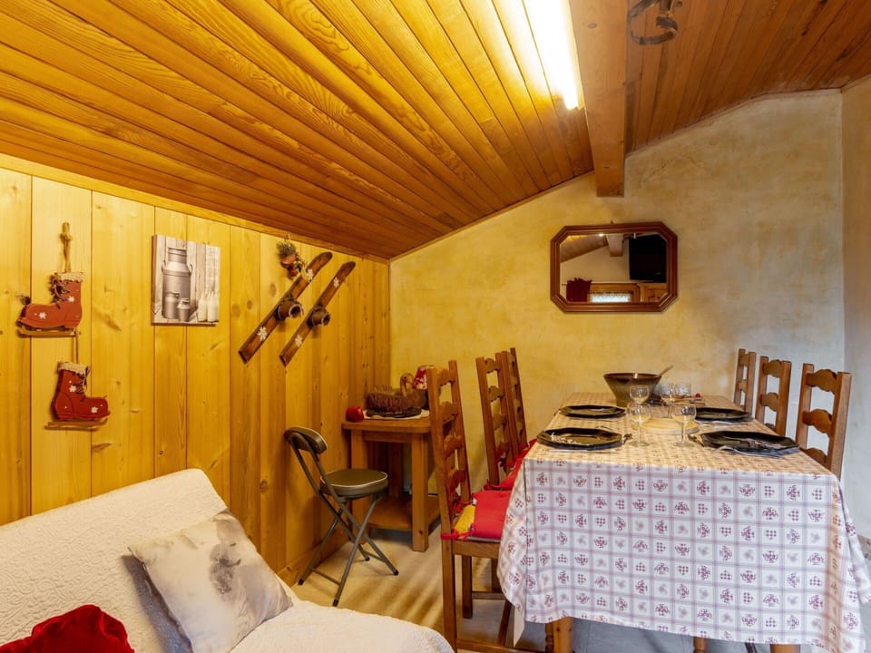 Room, Furniture, Property, Interior Design, Bed, Building, Bedroom, Ceiling, Table, Comfort