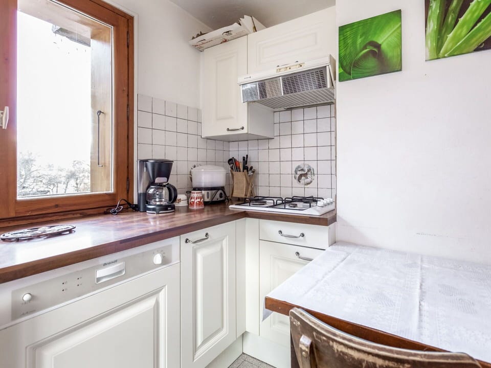 Property, Room, Furniture, Green, Building, Interior Design, House, Real Estate, Kitchen, Floor