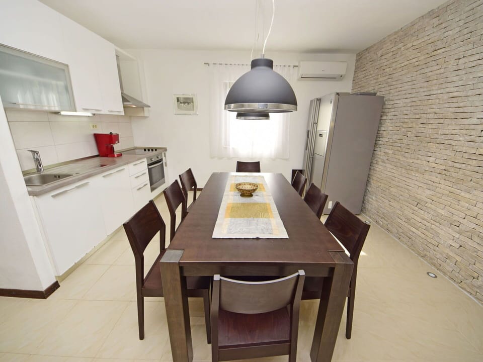 Room, Property, Interior Design, Furniture, Table, Floor, Architecture, Ceiling, Building, House