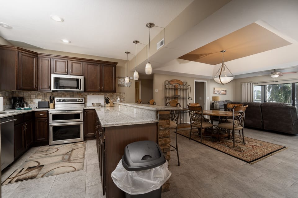 Kitchen with breakfast bar