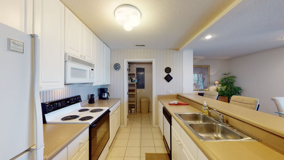 Kitchen with breakfast bar