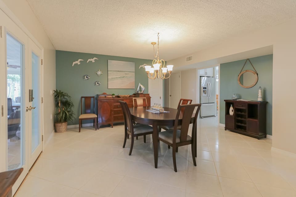 Florida Style Dining Area
