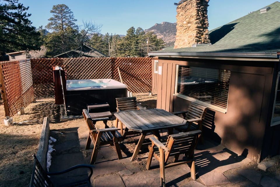 Patio w/Hot Tub and Table & Chairs