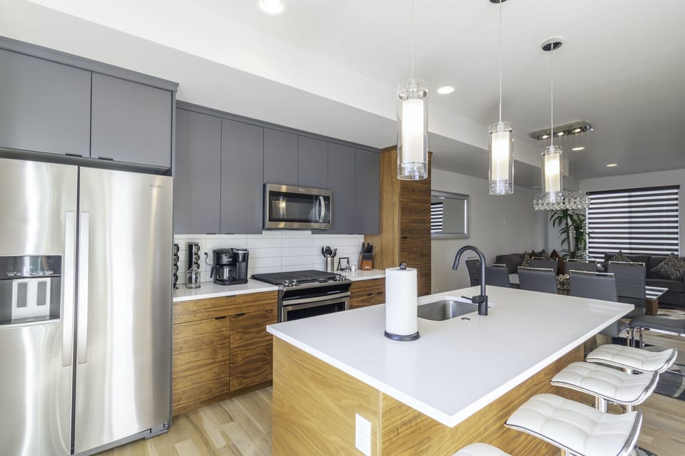 Fully stocked Modern Kitchen: Coffeemaker, toaster, utensils & Gas range