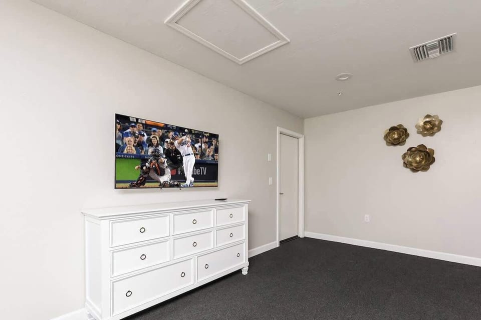 5th bedroom: 2 double, 2 twin beds (bunk beds) flat screen TV