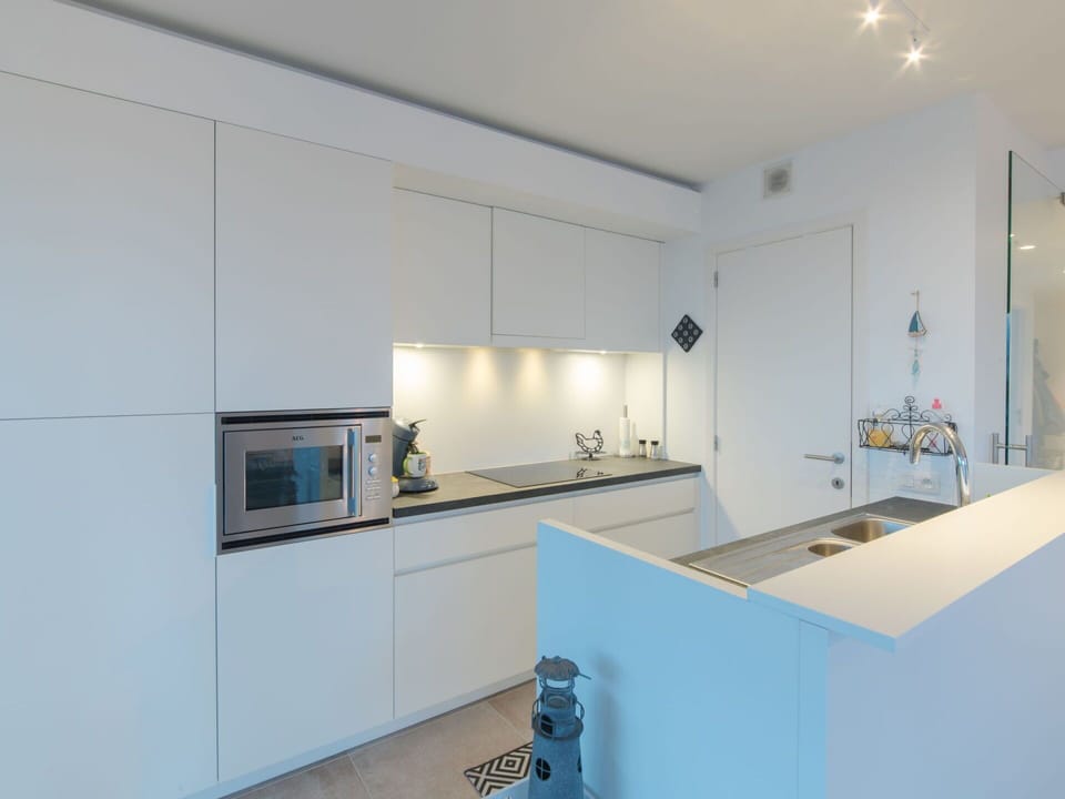 Property, Room, Countertop, Interior Design, Furniture, Cabinetry, Kitchen, Building, House, Ceiling
