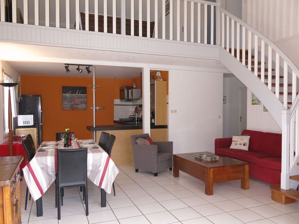 Table, Furniture, Property, Interior Design, Wood, Architecture, Flooring, Floor, Chair, Houseplant