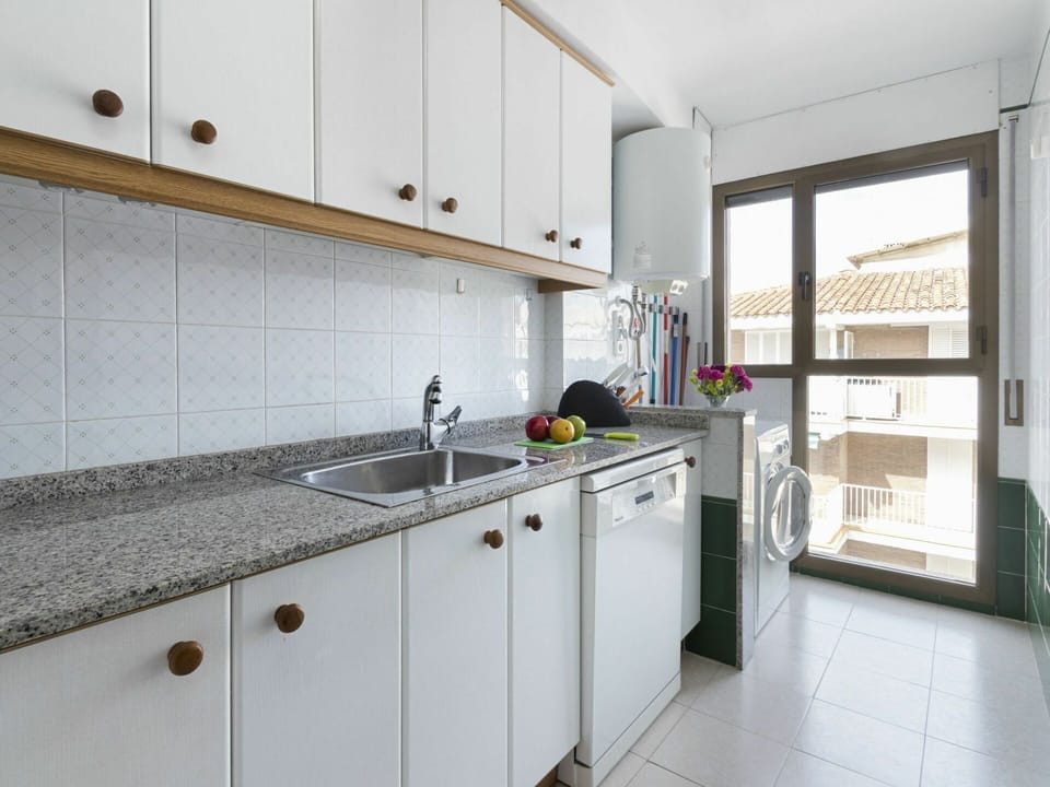 Kitchen Sink, Cabinetry, Countertop, Sink, Tap, Kitchen Stove, Kitchen, Building, Interior Design, Wood