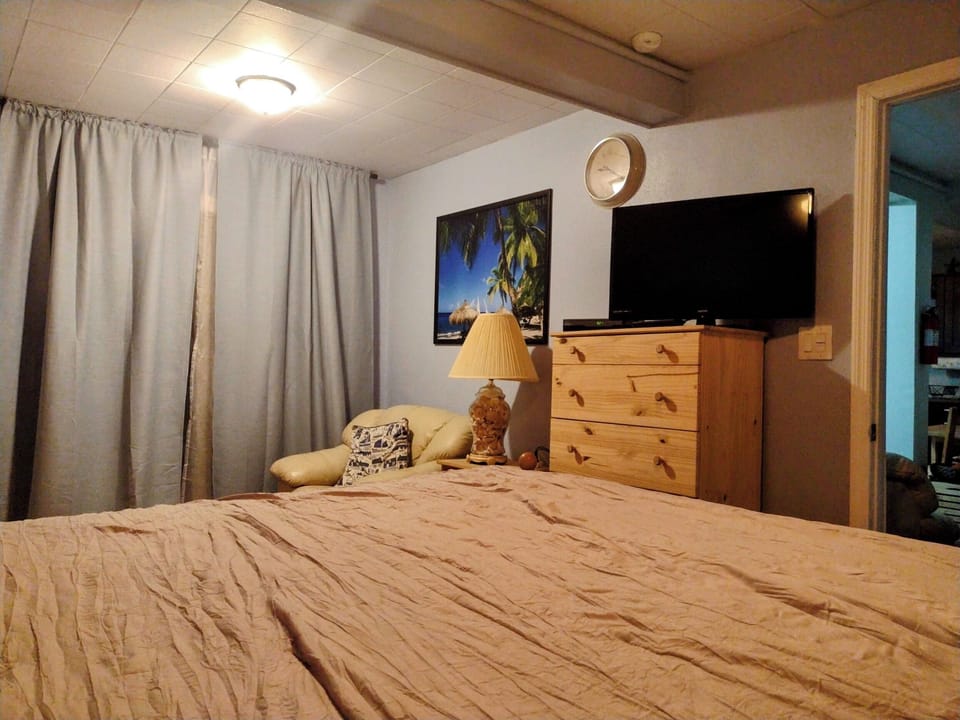 Bedroom with sliding glass doors to Courtyard, Full HDTV Cable channels.