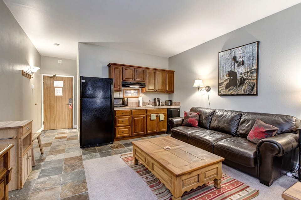 Prospector Lodge 612: Couch and kitchen
