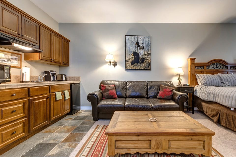 Prospector Lodge 612: Couch and kitchen