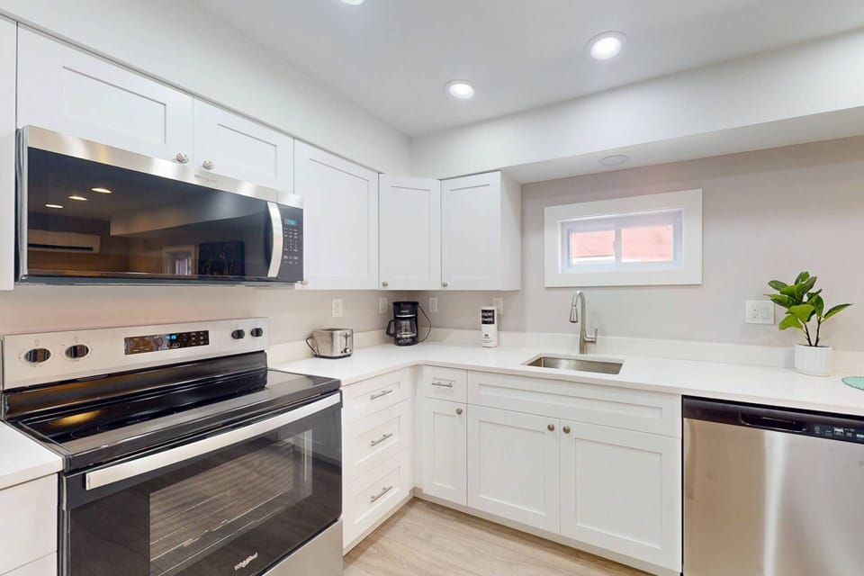 Fully Equipped Kitchen: Ideal for everything from snacks to full dinners