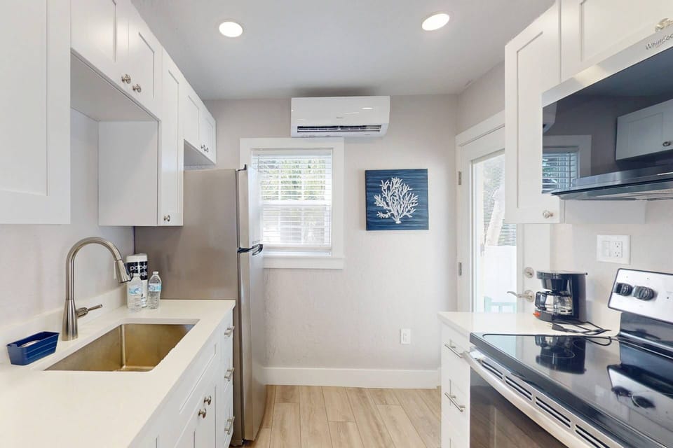 Fully Equipped Kitchen: Perfect for preparing anything from snacks to full family meals