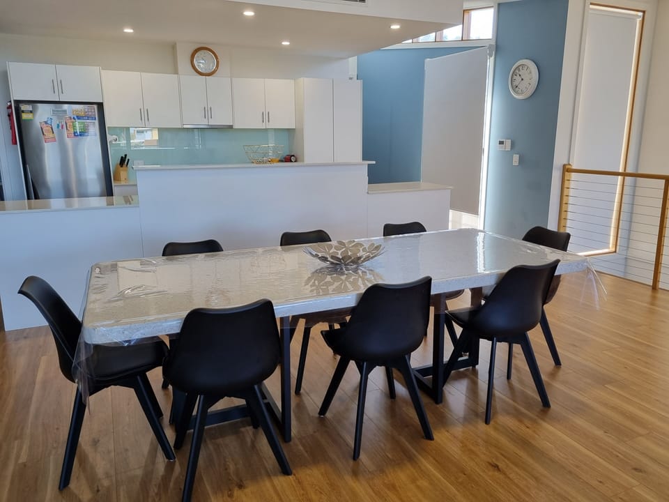 Villa 18 South Shores Resort Normanville - dining and kitchen areas