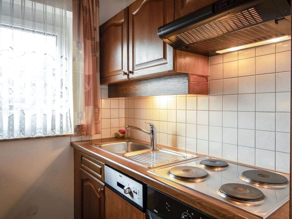 Property, Room, Countertop, Kitchen, Cabinetry, Furniture, Tile, Building, House, Interior Design