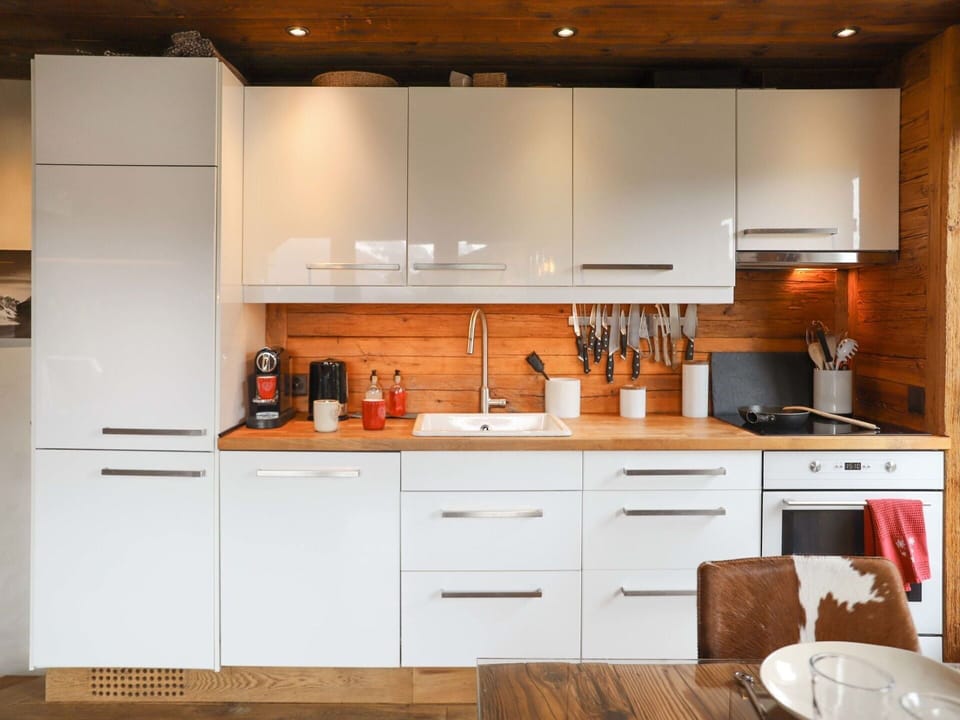 Brown, Cabinetry, Countertop, Property, Sink, Kitchen Sink, Kitchen, Tap, Building, Wood