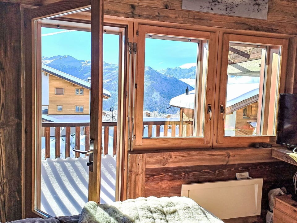 Wood, Door, Mountain Range, Cottage, Wood Stain, Hardwood, Balcony, Porch, Ridge, Plank