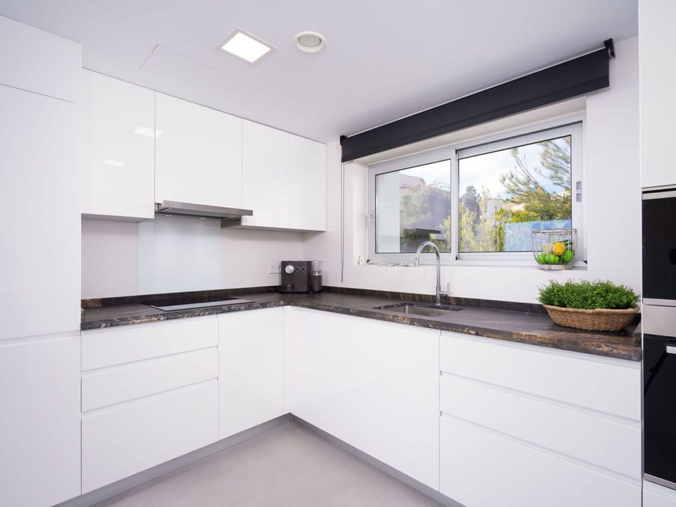 Property, Room, Countertop, Kitchen, Cabinetry, Interior Design, Furniture, Building, House, Architecture