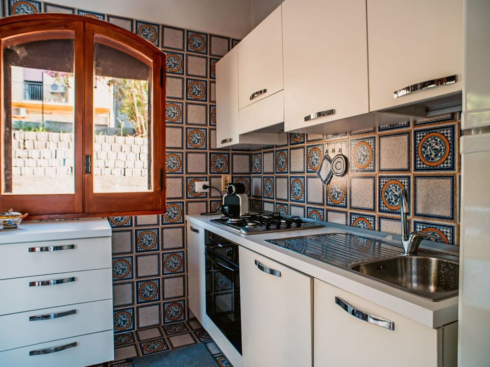 Room, Property, Countertop, Cabinetry, Kitchen, Furniture, Building, Real Estate, Tile, Interior Design