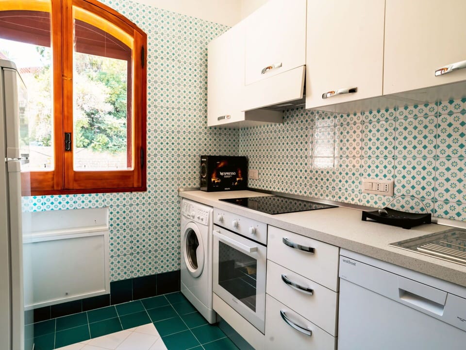 Property, Room, Kitchen, Furniture, Cabinetry, Tile, Interior Design, Countertop, Building, House