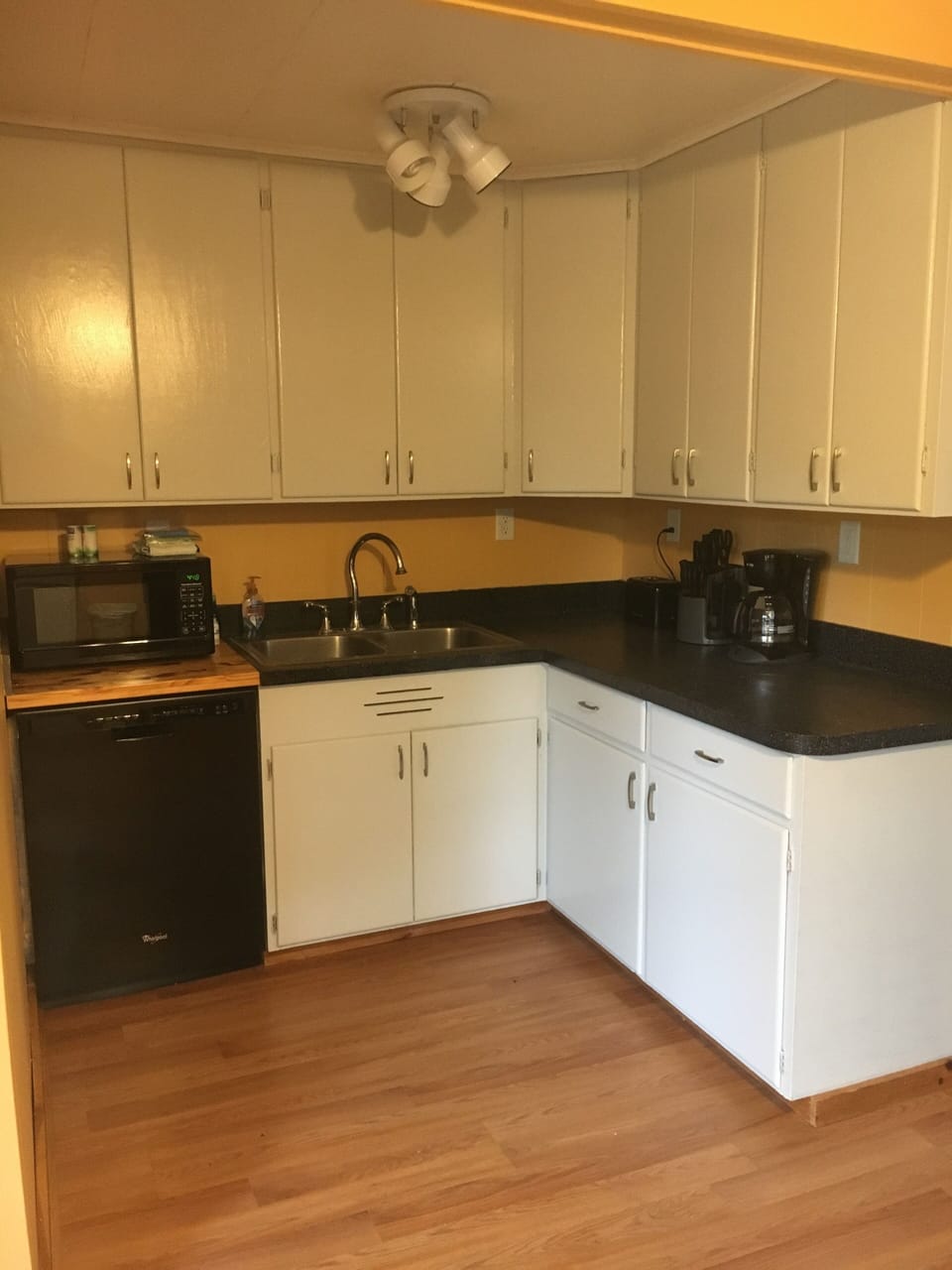Yes, there IS a dishwasher!
