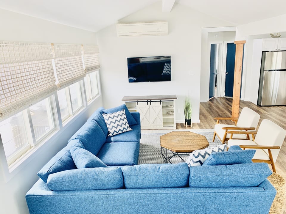 Living Room with Smart TV/Cable