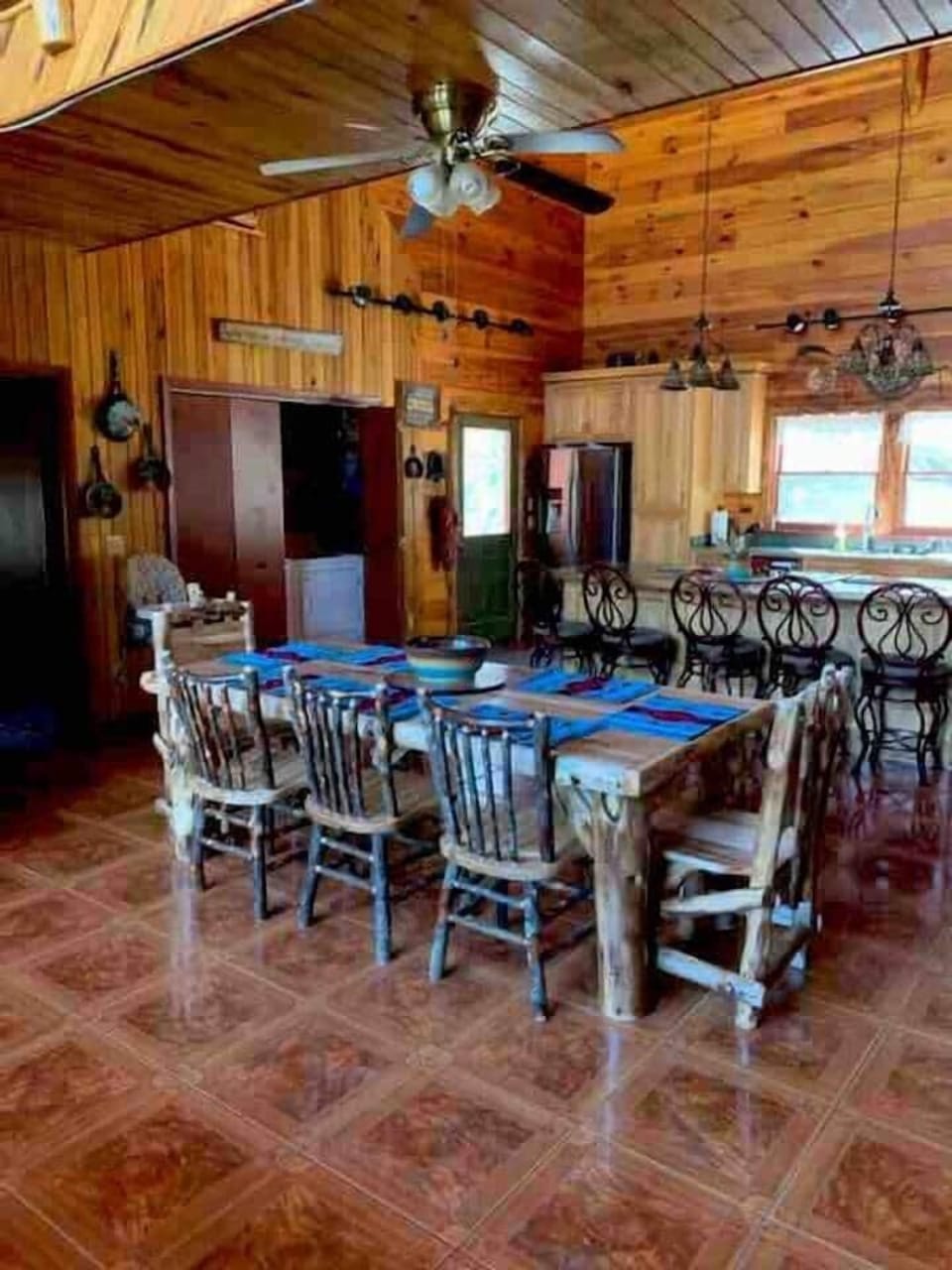 Dining area, Kitchen Island