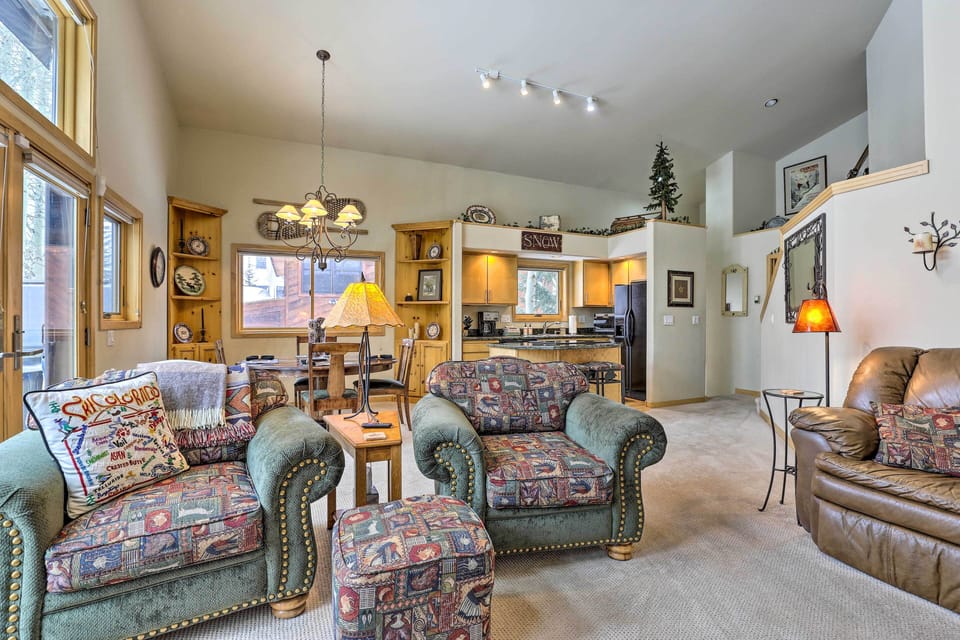 Living Room | Free WiFi | Gas Fireplace | Main Level