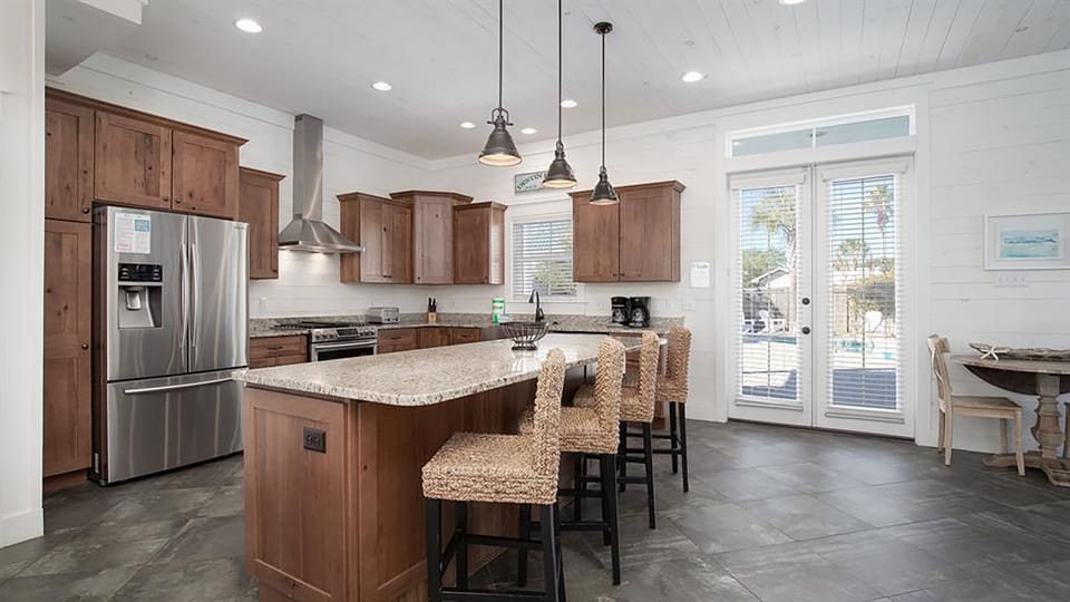 Spacious kitchen with all your needs