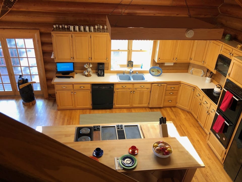 LARGE KITCHEN