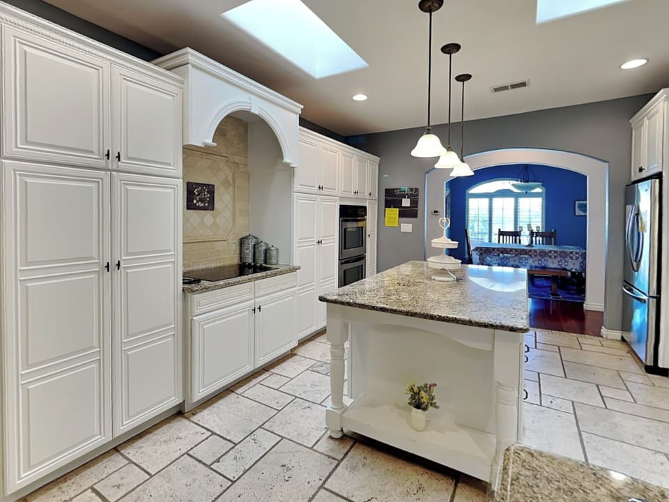 Full Kitchen - Countertop Seating For 2 - First Floor