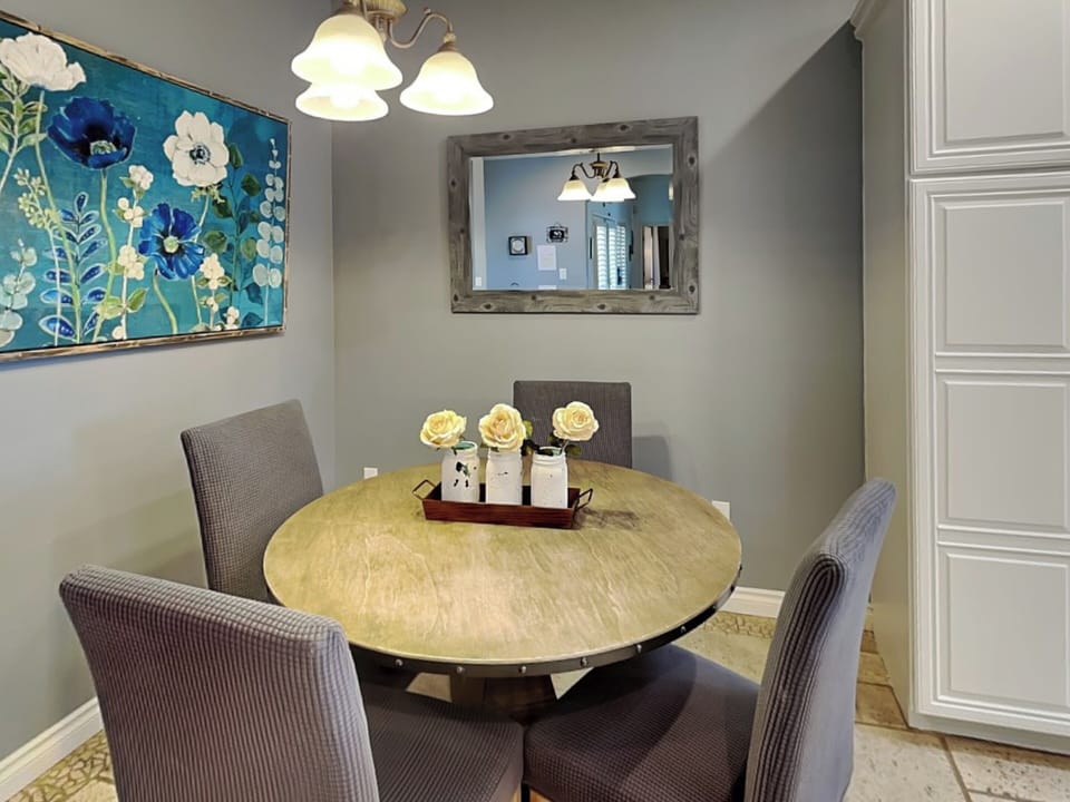Kitchen Dining Space - Seating For 4