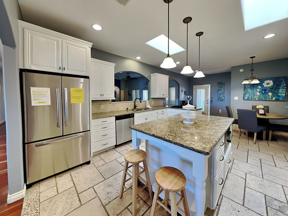 Full Kitchen - Countertop Seating For 2 - First Floor