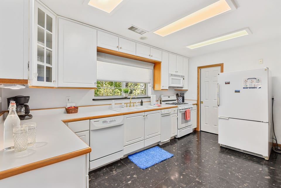Fully stocked kitchen!