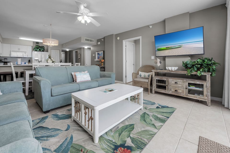 Living room to dining area