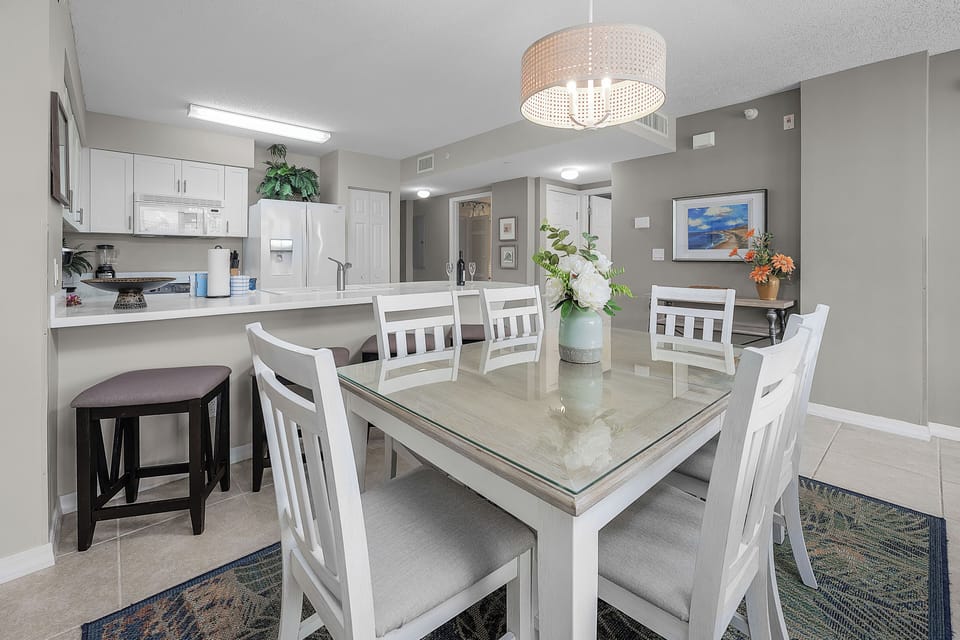 Dining area to Kitchen bar