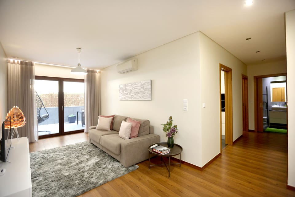 Sala com decoração moderna.
